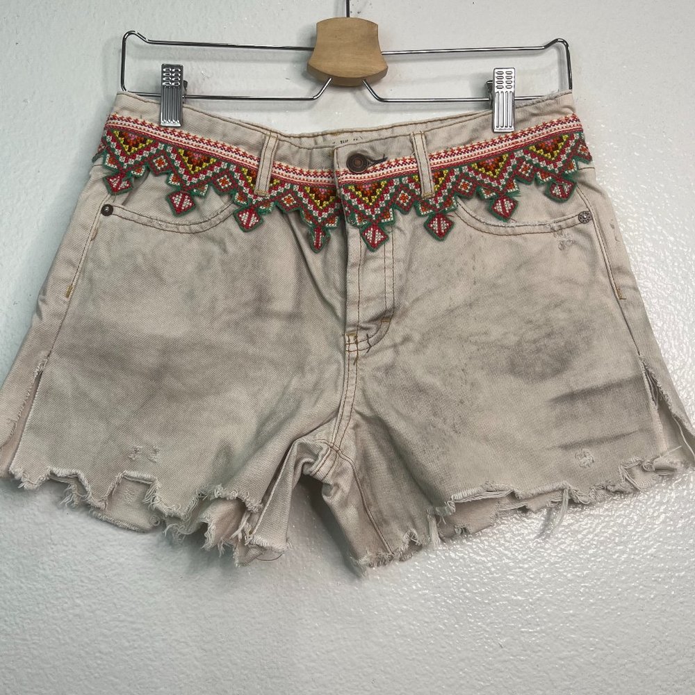 Free People We The Free Embroidered Borderline Cutoff Denim‎ Shorts Size 26